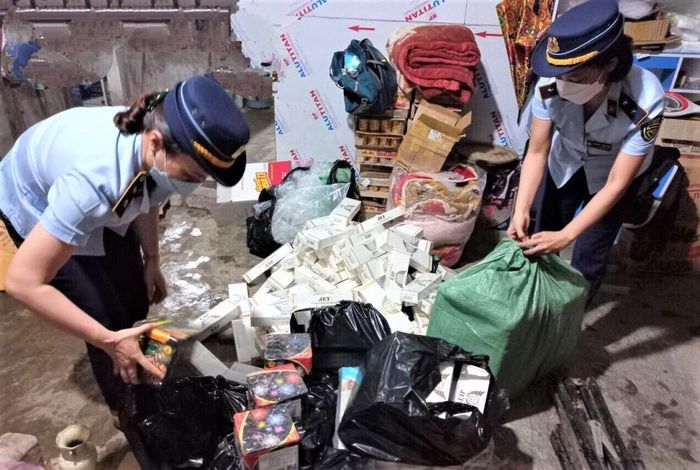 Hơn 2.000 gói thuốc lá điếu, 9kg pháo bị tạm giữ để phục vụ công tác điều tra