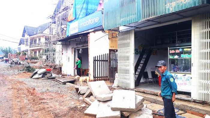 Anh Đào Quang Trinh bên phần đất gia đình vừa hiến để nhà nước mở rộng đường Duy Tân, thị trấn Lạc Dương.