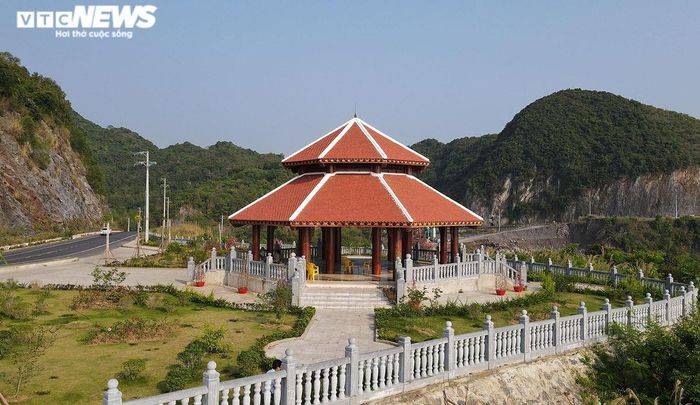 Nơi này được lắp đặt ghế đá không tựa và thùng rác; khuôn viên các ô trồng cây xanh, hoa và cây cảnh có diện tích 1.408m2. 