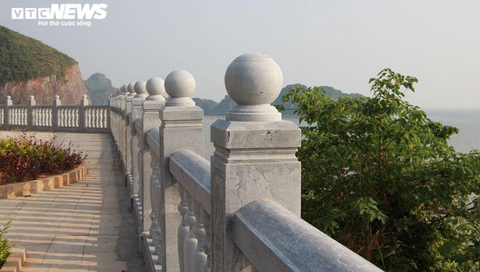 Hệ thống lan can được xây dựng bằng đá xanh.