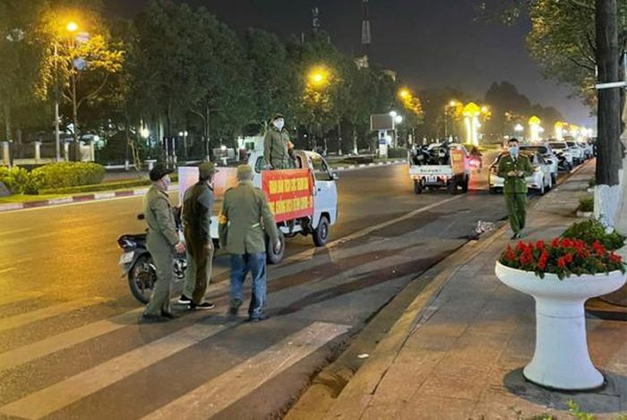Công an phường Suối Hoa và bảo vệ dân phố tuần tra đêm.