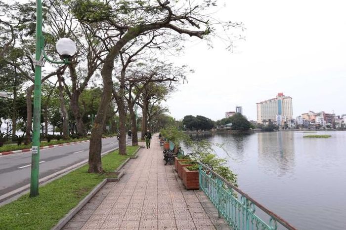 Bờ Hồ Trúc Bạch. Ảnh: Anh Tuấn – TTXVN