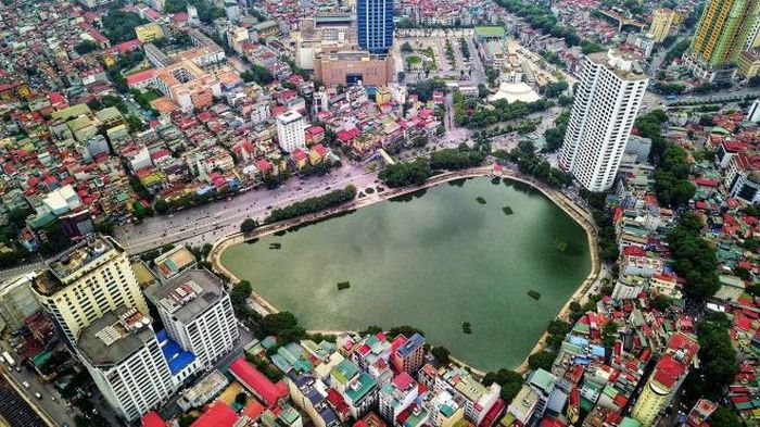 Hồ Ngọc Khánh có diện tích 3,6 ha, nằm trên địa bàn phường Ngọc Khánh, quận Ba Đình, bao quanh là hai tuyến phố Nguyễn Chí Thanh, Phạm Huy Thông. Ảnh: Thành Đạt – TTXVN