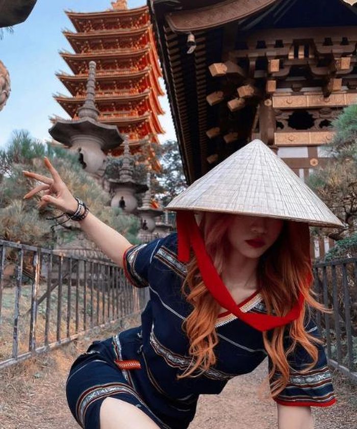Ghé thăm một ngôi chùa trong chuyến du lịch Gia Lai, hot TikToker chọn một mẫu váy thổ cẩm. Thoạt trông thì khá bình thường, nhưng hóa ra chiếc váy này có đường xẻ đùi rất cao.