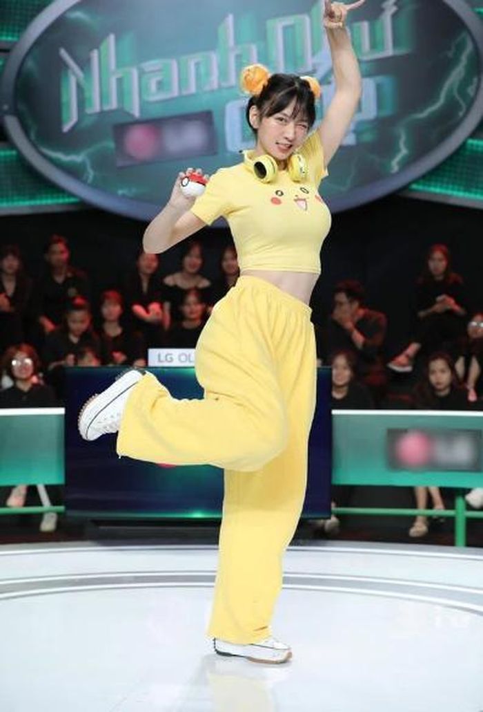 Trong chương trình Nhanh Như Chớp, Lê Bống mặc croptop vàng, khoe vòng 1 khủng. Chuyện sẽ không có gì đáng nói nếu hình in gương mặt Pikachu không nằm ở ngay điểm nhạy cảm.