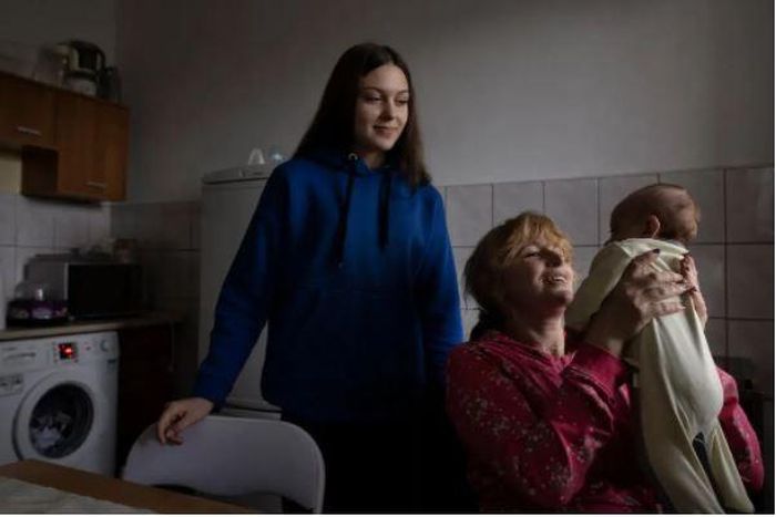 Bà Lyubomira Pancuk (giữa) cùng với con gái và con út mới sinh. (Nguồn: NY Times)