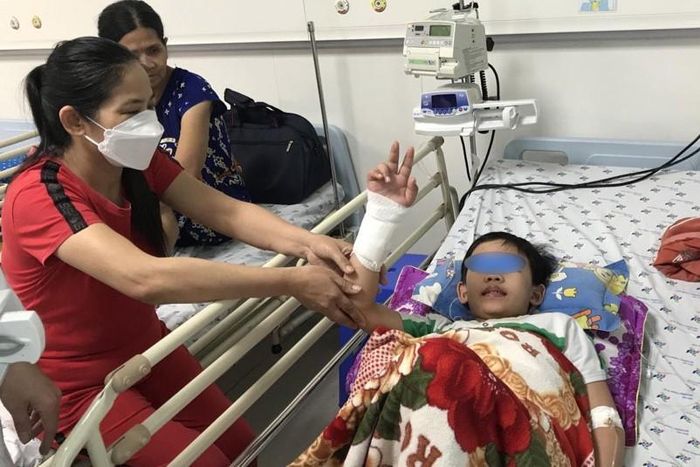 Cậu bé 8 tuổi bị Hội chứng MIS-C được bác sĩ chẩn đoán, điều trị kịp thời đã qua cơn nguy kịch