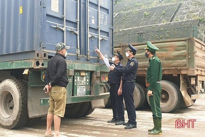 Hải quan phối hợp với biên phòng kiểm tra phương tiện xuất nhập cảnh qua cửa khẩu Cầu Treo.