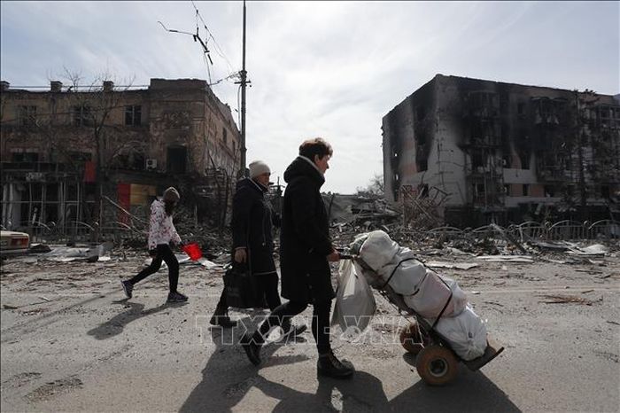 Người dân tại Mariupol, Ukraine, ngày 10/4/2022. Ảnh: THX/TTXVN