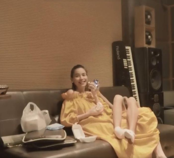 Khoảnh khắc Hà Hồ được Cường Đô La chúc mừng mang song thai.