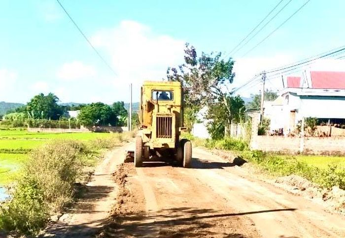 Làm đường giao thông nông thôn ở xã Ia Peng (huyện Phú Thiện). Ảnh: Vũ Chi