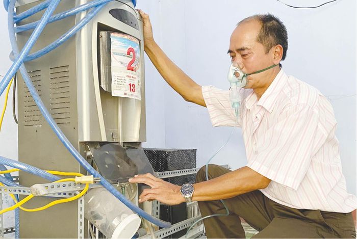 Anh Trịnh Ngọc Ngọ bên chiếc máy lọc không khí
