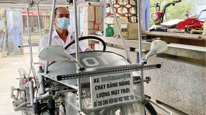 Chiếc xe chạy bằng năng lượng mặt trời được tái chế từ nhiều vật liệu, phụ kiện khác nhau