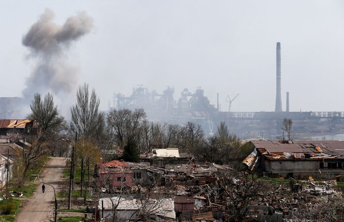Khói bốc lên từ phía nhà máy thép Azovstal và các tòa nhà bị hư hại khác ở Mariupol, ngày 18/4. Ảnh: Reuters.