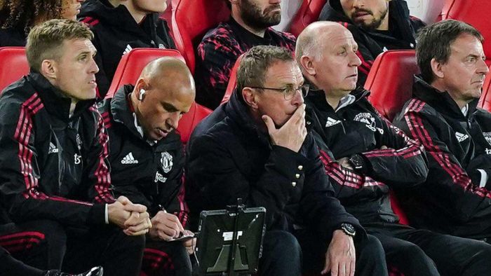  Rangnick và đội ngũ HLV MU thất thần khi chứng kiến đội nhà thảm bại. Ảnh: Reuters. 