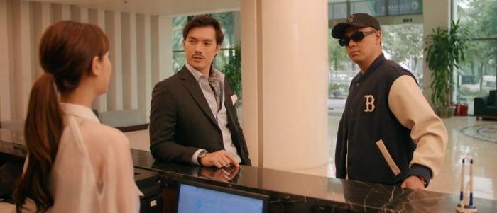 Nhan Phúc Vinh (giữa) và Tuấn Tú (phải) trong phim “Anh có phải đàn ông không”