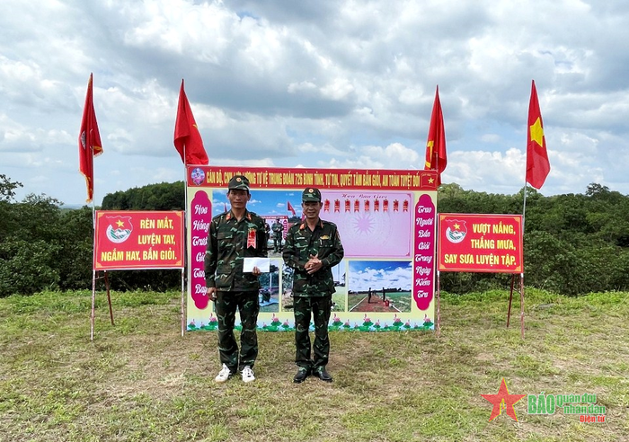 Thượng tá Phạm Văn Nghĩa, Phó trưởng phòng Tham mưu, Binh đoàn 16 tặng hoa chúc mừng chiến sĩ bắn giỏi.