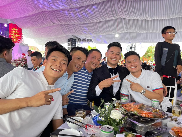 Quang Hải đang ở Bình Định dự đám cưới của Hồ Tấn Tài. Ảnh: THẾ ANH