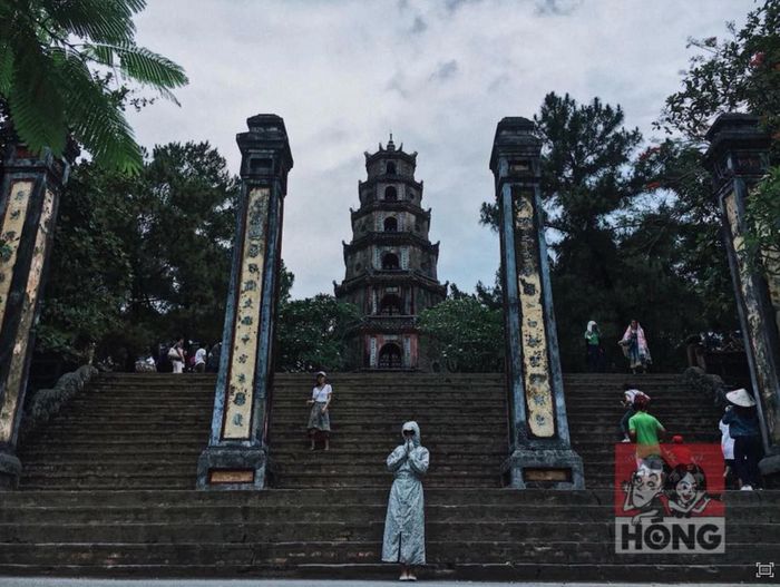 Từ trường học đến đình chùa, miếu mạo đều có các dáng pose đa dạng cho chị em học tập dù mặc áo chống nắng kín thân.