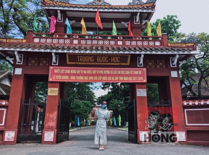 Điển hình là khoảnh khắc một cô gái đang đi Huế mà trời quá nắng, cô nhanh chóng hóa thân thành ninja và không ngần ngại tạo dáng đầy tự tin.