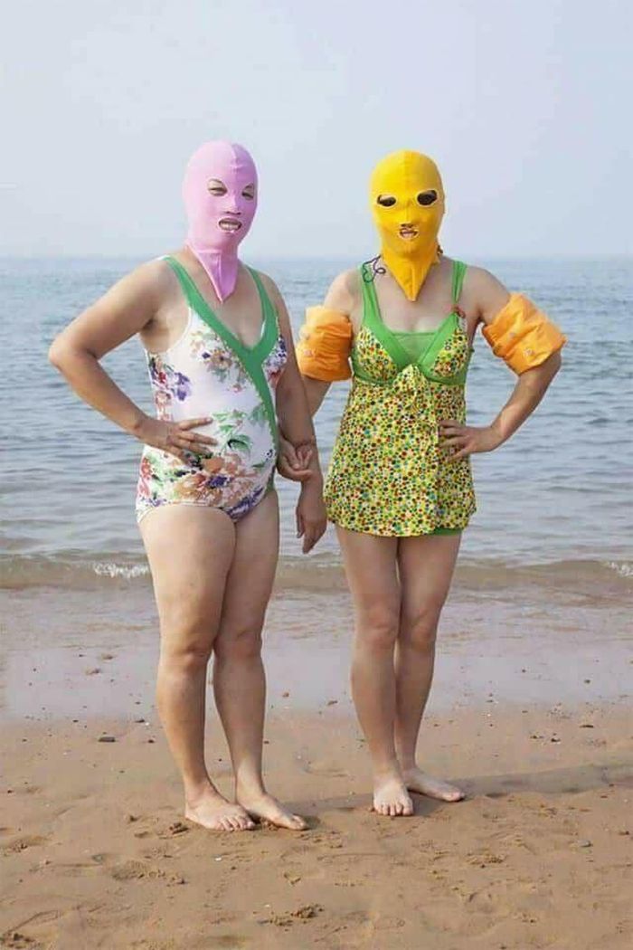 Mọi người đều mặc những trang phục được gọi là đồ tắm trông khá kỳ dị. Đó là những bộ đồ ôm sát người từ đầu đến chân, che hết toàn bộ phần cơ thể chỉ trừ hai bàn tay và hai bàn chân.