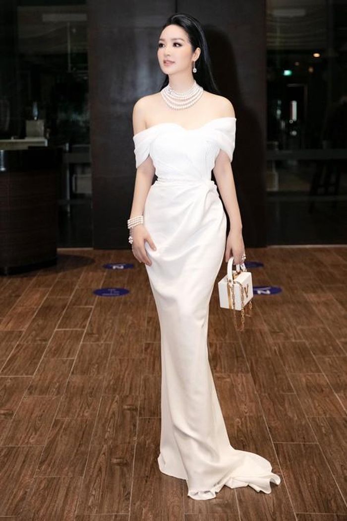 Loạt trang sức ngọc trai được Giáng My phối hợp ăn ý trên bộ trang phục dạ hội váy đuôi cá, khoe vai trần.