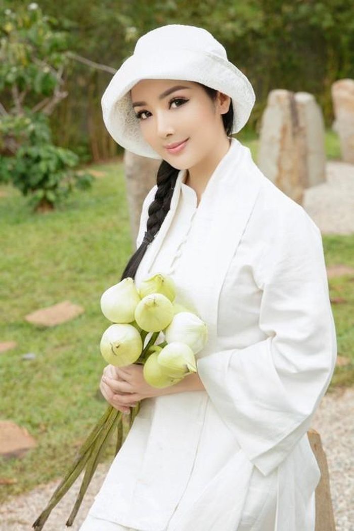 Bên cạnh các kiểu đầm tôn hình thể gợi cảm, Giáng My sử dụng nhiều mẫu váy áo hiện đại và phù hợp với nhiều bối cảnh khác nhau.