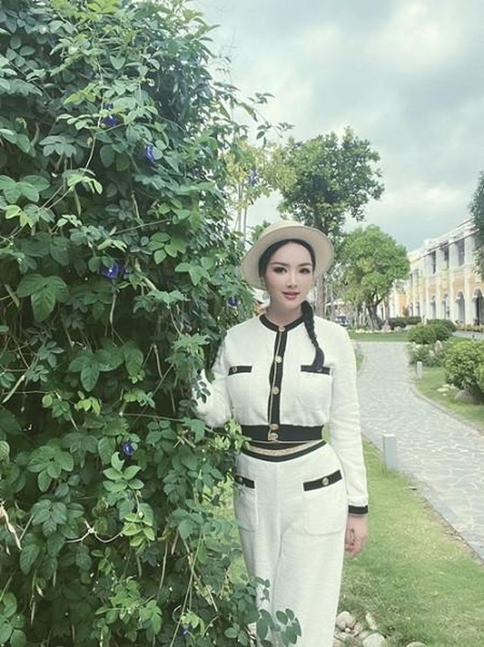 Trong thời gian lăng xê tông trắng, Giáng My sử dụng thêm nhiều kiểu suit phối màu tương phản để làm phong phú từ đồ mùa Hè.