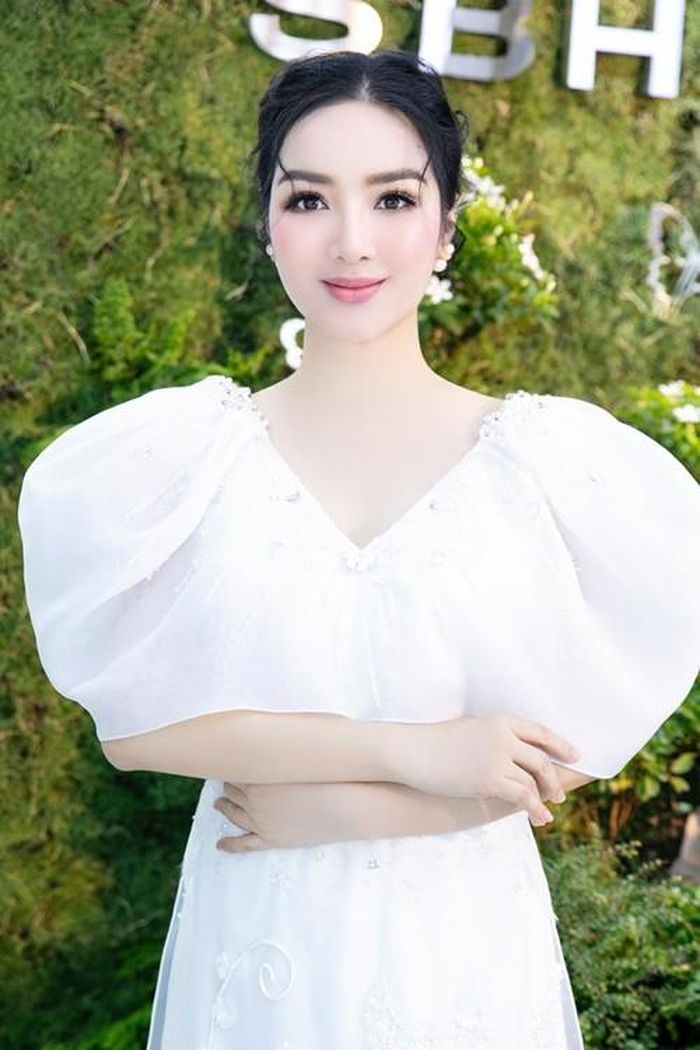 Váy đơn sắc thiết kế từ phom tối giản đến style kiểu cách được Giáng My chọn mặc tham gia nhiều sự kiện.