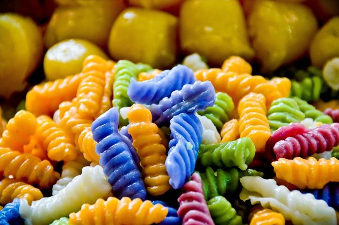Bánh con sùng ngũ sắc (màu trắng tinh khôi của bột gạo; vàng ươm của gấc; tím sen hồng của lá cẩm; xanh ươm của lá dứa, xanh thẫm của lá mơ)