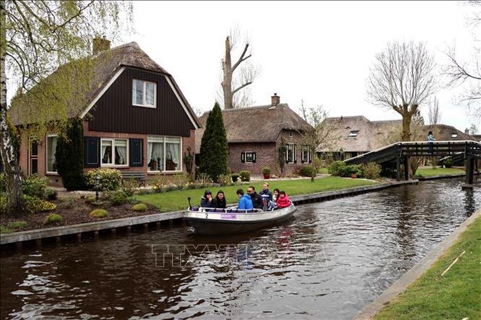 Giethoor, ngôi làng mang nét đẹp cổ kính với những ngôi nhà và trang trại mái tranh kiểu Hà Lan có từ thế kỉ 18.