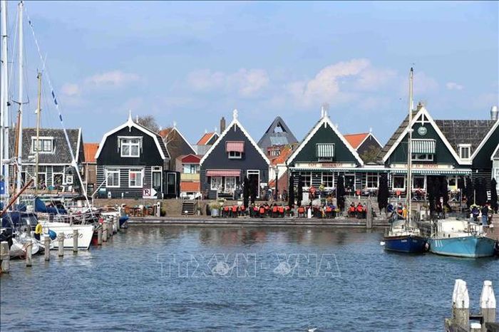 Những ngôi nhà kiến trúc độc đáo ở làng Marken.