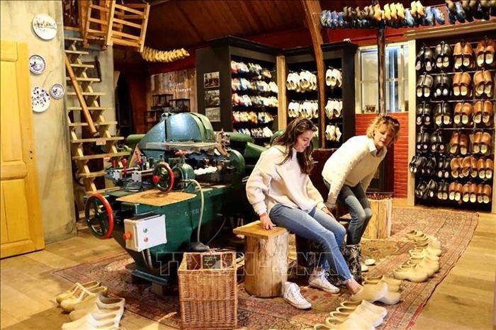 Du khách tham quan xưởng sản xuất guốc gỗ ở làng Marken.