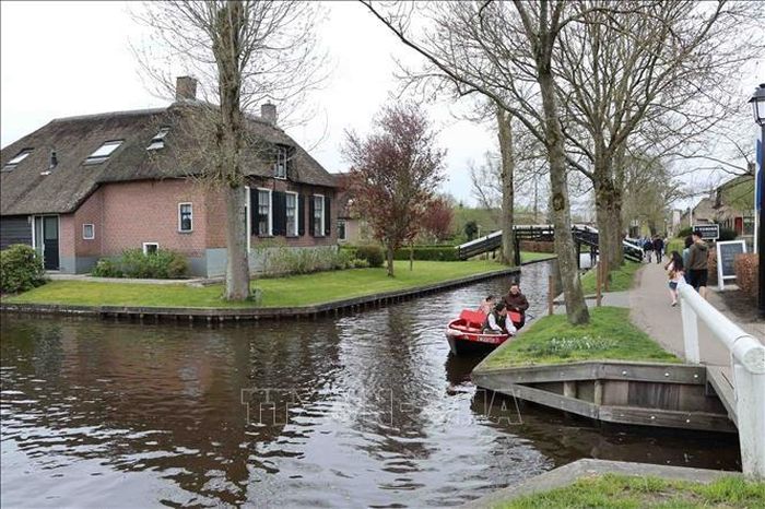 Làng Giethoor, cách thủ đô Amsterdam khoảng 120 km, được ví là "ngôi làng cổ tích", nơi người dân chỉ di chuyển bằng xe đạp và thuyền.