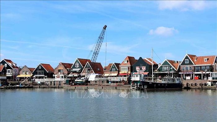 Những ngôi nhà mái ngói đỏ tươi ở làng chài cổ Volendam.