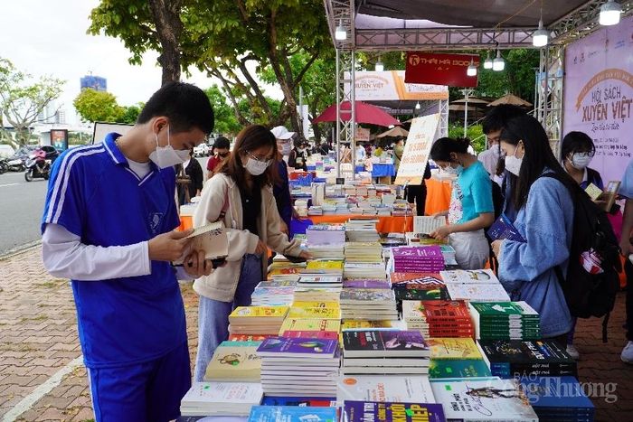 Hội sách mang đến cơ hội cho người dân thành phố cơ hội tiếp cận hơn 10.000 ấn phẩm sách có giá trị với mức ưu đãi hấp dẫn (giảm giá từ 20% - 50%) cùng các khuyến mại, quà tặng độc đáo.