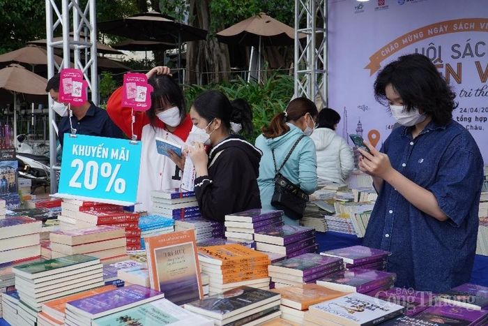 Những đầu sách tại sự kiện được ủng hộ từ Hội Xuất bản Việt Nam cùng các đơn vị xuất bản phát hành có uy tín trên cả nước.