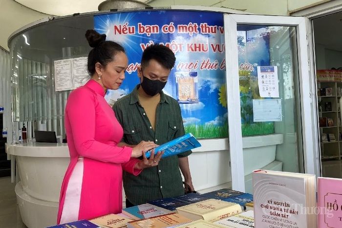 Bà Lê Thị Bích Phượng, Giám đốc Thư viện Khoa học Tổng hợp Đà Nẵng (bìa trái) cho biết, sau khi tình hình xã hội có những dấu hiệu tích cực sau đại dịch, thư viện đã nỗ lực mang hội sách xuyên Việt về Đà Nẵng. Và hội sách đã thu hút được hàng ngàn lượt khách đến tham quan đọc sách, tạo tín hiệu tích cực về tinh thần đọc của người dân thành phố. “Tôi mong muốn rằng ngày hội văn hóa đọc này sẽ mang tri thức từ những cuốn sách, lan tỏa đến mọi người, và tôi mong các bạn trẻ cũng như người dân hiểu được rằng sách nói riêng và tri thức nói chung cần được thường xuyên trau dồi, tiếp thu từ khi còn tấm bé đến lớn tuổi” bà Phượng chia sẻ.