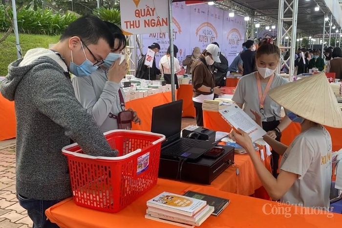 Trong ngày đầu khai mạc, Hội sách xuyên Việt đã bán được hàng ngàn đầu sách với mức giá ưu đãi cho người dân thành phố. Hạng mục sách được mua nhiều nhất là các tác phẩm văn học nước ngoài kinh điển và truyện dịch….