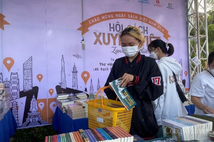 Bạn Phạm Thị Phương Na (sinh viên năm 2, trường Đại học Sư phạm - Đại học Đà Nẵng) chia sẻ, đây là cơ hội để những người trẻ như Na tiếp cận những tác phẩm sách có giá trị với mức giá hấp dẫn. “Mình mong rằng sắp tới sẽ có nhiều hội sách như thế này để thúc đẩy văn hóa đọc cho các bạn học sinh, sinh viên” bạn Na tâm sự.