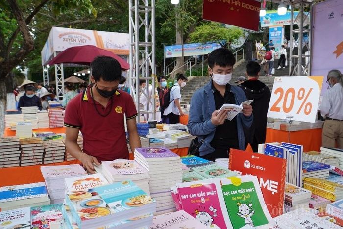Hội sách xuyên Việt tại Đà Nẵng trưng bày nhiêu đầu sách phù hợp với tất cả các lứa tuổi, từ thiếu nhi đến học sinh, sinh viên, người lớn tuổi với đầy đủ thể loại từ văn học, khoa học đến sách ngoại ngữ, kỹ năng, truyện tranh…