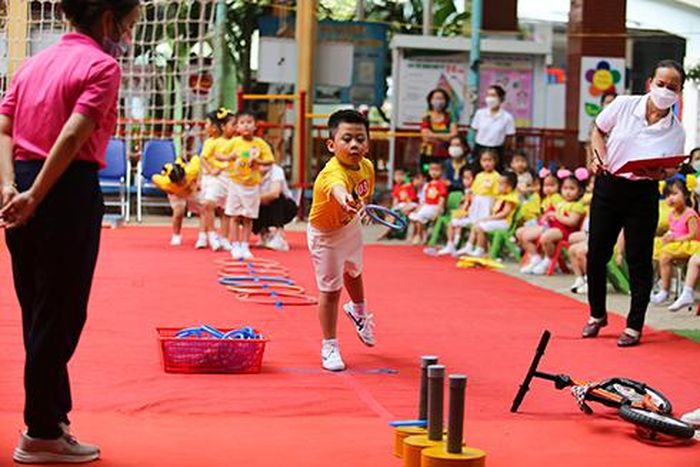 Các em lớp 5 đến 6 tuổi trong phần thi ném vòng.