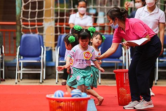 Các em lớp nhà trẻ 18 đến 25 tháng tuổi trong phần thi trò chơi vận động.
