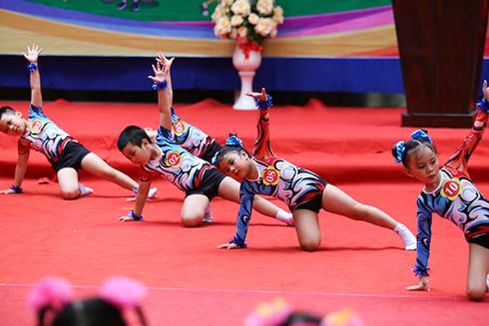 Các em tham gia phần thi đồng diễn theo nhạc.