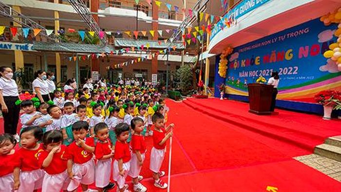 Quang cảnh buổi lễ khai mạc hội khỏe.