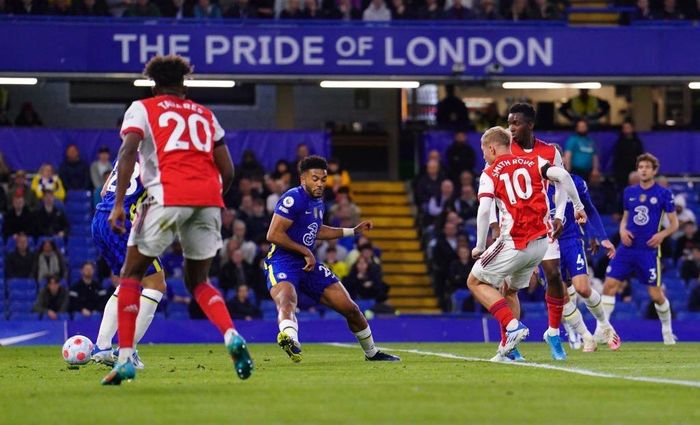  Phút 27, Arsenal phản công và một lần nữa vượt lên dẫn trước. Xuất phát từ một pha phản công, Bukayo Saka chuyền ngang để Emile Smith Rowe băng lên đặt lòng từ sát vạch 16,5 m, đánh bại Mendy lần thứ hai. 