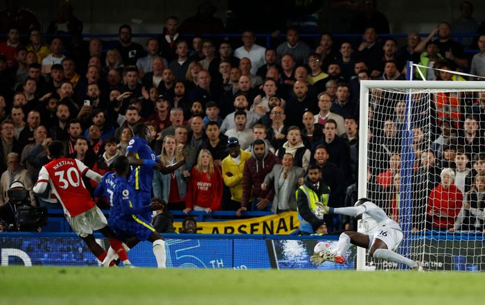  Antonio Rudiger vắng mặt và để lại khoảng trống không thể khỏa lấp nơi hàng thủ Chelsea. Trong ngày đá chính thay đàn anh người Đức, Malang Sarr trở thành tội đồ với tình huống xử lý lóng ngóng trong vùng cấm. Nketiah chớp cơ hội, vung chân dứt điểm cận thành, đưa Arsenal vượt lên dẫn 3-2 khi trận đấu bước sang phút 57. 