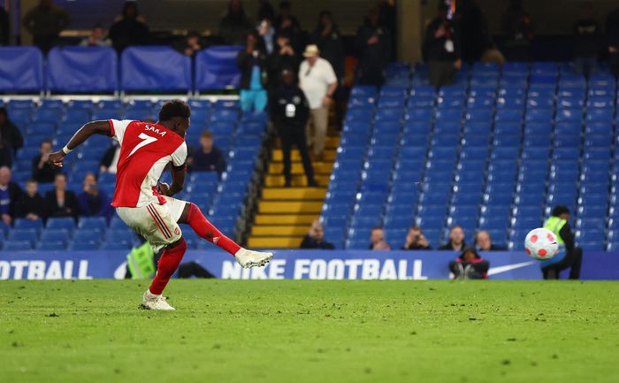  Saka tung cú đá tự tin từ cự ly 11 m để ấn định tỷ số 4-2. Thắng lợi này giúp Arsenal lấy lại sự tự tin để bước vào trận đấu với Manchester United vào cuối tuần này. 