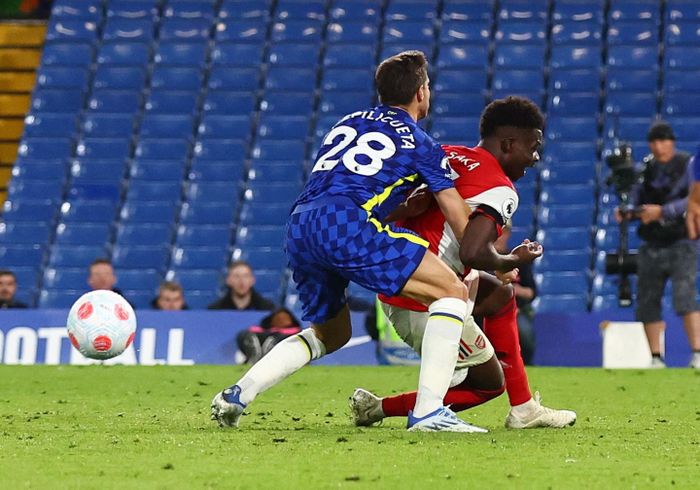  Chelsea đẩy cao đội hình và liên tục khoét vào vị trí của Nuno Tavares nhưng không thành công. Phút 90+2, hàng thủ chủ nhà lại mắc sai lầm. Thủ quân Cesar Azpilicueta ngang nhiên ôm và khiến Saka ngã trong vùng cấm. Trọng tài chính ngay lập tức chỉ tay vào chấm phạt đền. 
