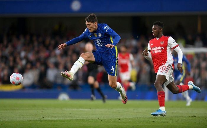  Chelsea tràn lên tấn công sau tiếng còi khai cuộc nhưng chính họ lại để thủng lưới trước vì sai lầm của hàng thủ. Phút 13, Andreas Christensen chuyền về bất cẩn, tạo cơ hội cho Eddie Nketiah băng xuống, dứt điểm mở tỷ số. 